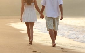 cute-couple-holding-hand-walking-in-seashore